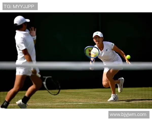 南京网球队在世界锦标赛中的默契配合与战术分析